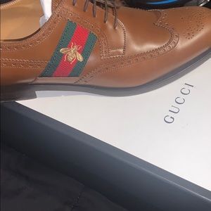 Gucci lace-up with bee